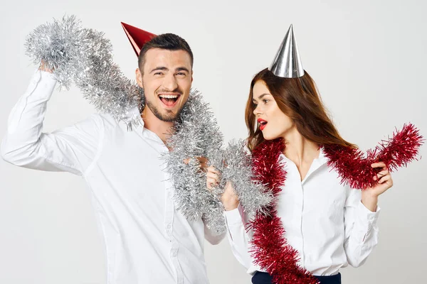パーティーの帽子で新年を祝う若い美しいカップルの肖像画 — ストック写真