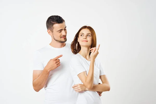 Joven Hermosa Pareja Camisetas Posando Estudio Sobre Fondo Aislado — Foto de Stock