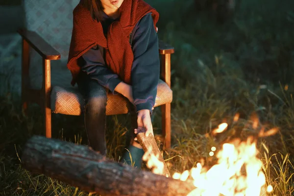 Χαριτωμένο Όμορφο Κορίτσι Κάθεται Κοντά Στη Φωτιά Νύχτα — Φωτογραφία Αρχείου