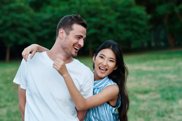 Jovem Casal Divertindo Parque — Fotografia de Stock