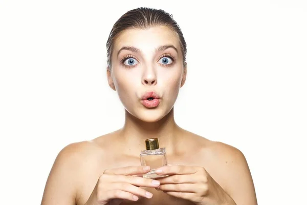 Retrato Jovem Bela Mulher Surpreso Com Frasco Perfume Estúdio — Fotografia de Stock