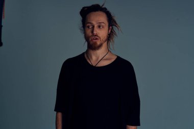 Genç anne stüdyoda poz veriyor.