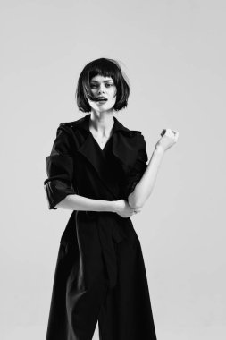 Stüdyoda poz veren güzel bir kadın. Moda fotoğrafı. 