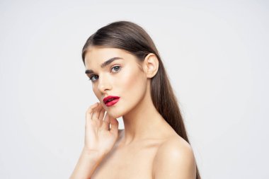 Dudaklarında kırmızı ruj olan güzel bir kadının portresi. Güzellik, moda fotoğrafçılığı 