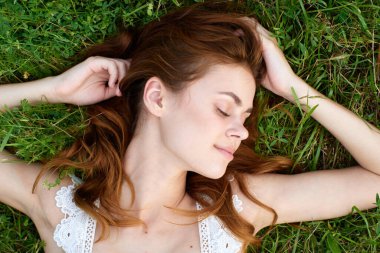 genç güzel kadın çim üzerinde yalan