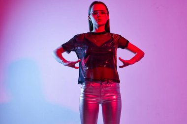 Stüdyoda poz veren gözlüklü güzel moda kadını.