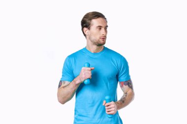 Stüdyoda dambılı genç bir adam.