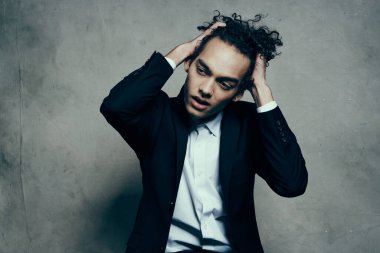 Studio poz genç iş adamı 