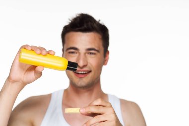 Stüdyo. Genç yakışıklı, temiz yüzlü adam. 