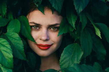 Bahçede poz veren güzel bir kadın.                          