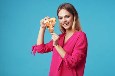 Stüdyoda pizzalı bir kadın. Yüksek kalite fotoğraf