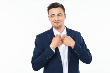 Genç yakışıklı iş adamı beyaz poz veriyor. 