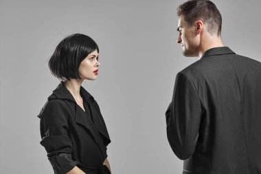 Stüdyodaki genç ve huysuz çift Grey 'de yalnız.