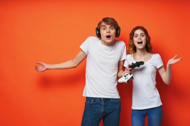  Stüdyoda oyun oynayan genç oyuncuların kafası karışık.         