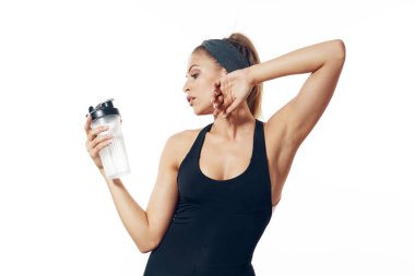 Stüdyo çekimi. Genç ve zinde bir kadın, yalnız. 