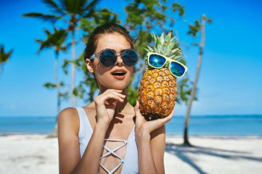 Ananaslı beyaz mayo giymiş bir kadın. Yüksek kalite fotoğraf
