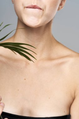 Hoş bir kız. Doğal bir model.