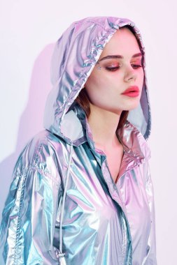 Stüdyoda poz veren güzel bir moda kadını.