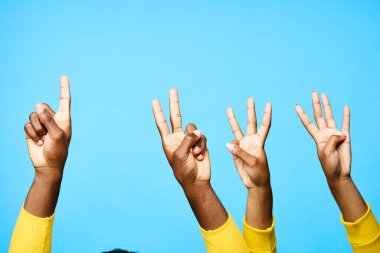 Genç Afrikalı çift stüdyoda parmaklarını gösteriyor.  