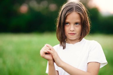 Genç tatlı kız papatya tarlasında eğleniyor.