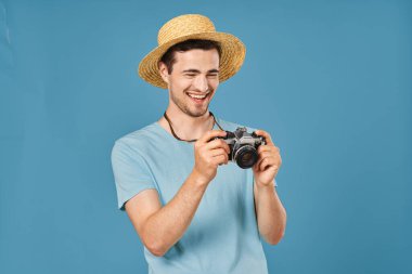 Stüdyoda kamerası olan yakışıklı bir turist.