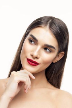 Dudaklarında kırmızı ruj olan güzel bir kadının portresi. Güzellik, moda fotoğrafçılığı 