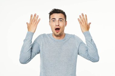 Genç adam, beyaz arka planda yalnız kaldığı için heyecanlı. 
