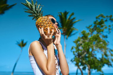 Ananaslı beyaz mayo giymiş bir kadın. Yüksek kalite fotoğraf
