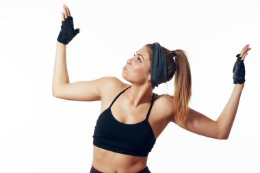 Stüdyo çekimi. Genç formda kadın boksör egzersiz yapıyor, izole edilmiş bir geçmişi var.