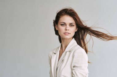 Stüdyoda poz veren güzel bir kadın.  