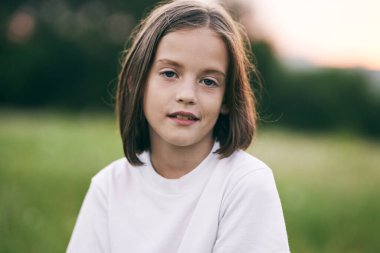 Genç tatlı kız papatya tarlasında eğleniyor.