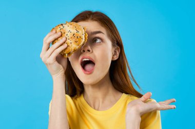 Hambyrger 'ı olan güzel bir kadın. Stüdyo çekimi