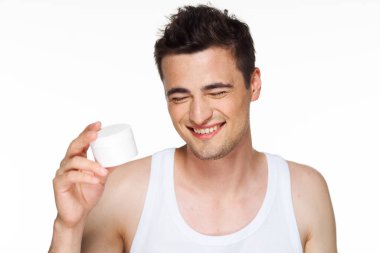 Stüdyo. Güzellik ürünleriyle genç yakışıklı adam.