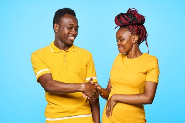 Afrikalı kadın ve erkek izole edilmiş arka planda el sıkışıyorlar.