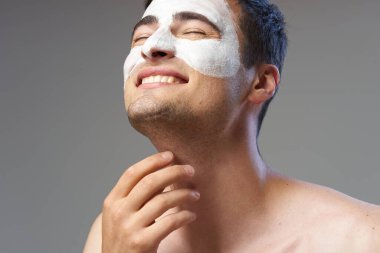 Genç adam yüz maskesi takıyor. 