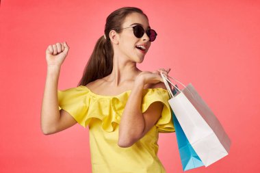  Stüdyoda alışveriş çantalı genç bir kadın.