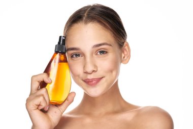 Saç spreyi tutan genç ve güzel bir kadın. Stüdyo çekimi