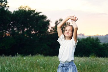 Genç tatlı kız papatya tarlasında eğleniyor.
