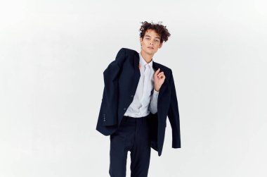 Genç yakışıklı iş adamı stüdyoda.                          