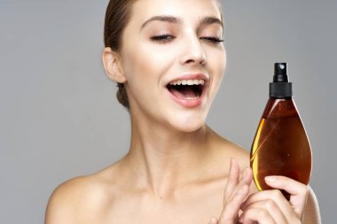 Güzellik ürünleriyle genç bir kadın.