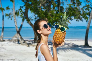 Ananaslı beyaz mayo giymiş bir kadın. Yüksek kalite fotoğraf