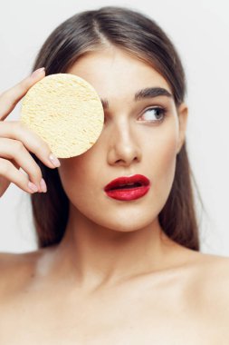 Süngeri olan güzel bir kadın. 