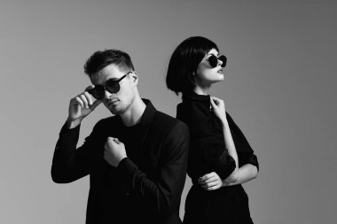 Stüdyoda poz veren güzel bir çift. Siyah ve beyaz