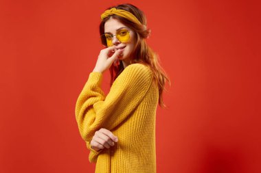  Stüdyoda poz veren güzel bir kadın.                               