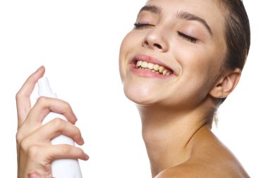 Stüdyo çekimi. Beyaz arka planda izole edilmiş güzel bir kadının portresi.