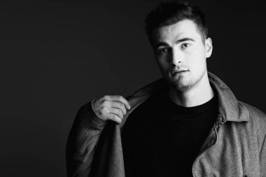 Genç yakışıklı adam portresi, siyah beyaz 