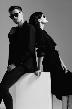 Stüdyoda poz veren güzel bir çift. Siyah ve beyaz