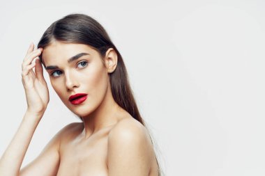 Dudaklarında kırmızı ruj olan güzel bir kadının portresi. Güzellik, moda fotoğrafçılığı 