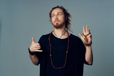 Genç anne stüdyoda poz veriyor.