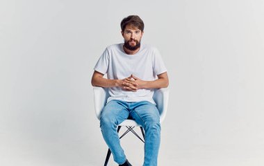 stüdyoda oturan genç adam